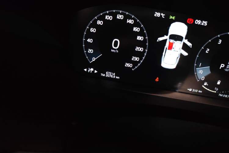 Used Volvo S90 2021 B5 Zhiyi Luxury Edition Odometer Close Up