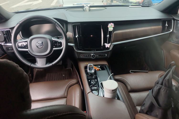 Used Volvo S90 2021 B5 Luxury Smart Edition Center Console