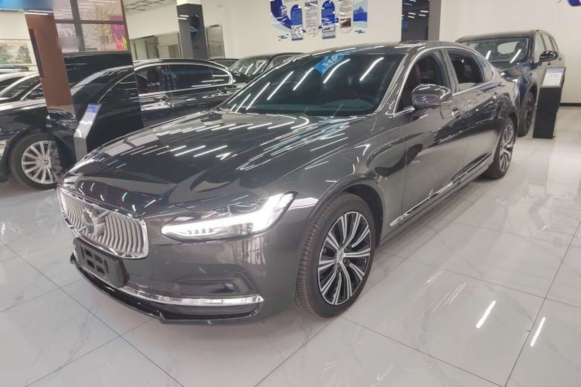 Used Volvo S90 2021 B5 Zhiyi Luxury Edition Front Left 45 Deg
