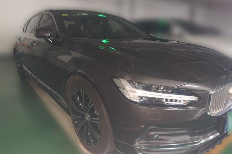 Used Volvo S90 2021 B5 Luxury Smart Edition Front Right 45 Deg