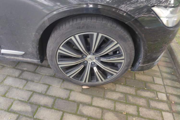 Used Volvo S90 2022 B5 Zhiyuan Luxury Edition Right Front Wheel Hub