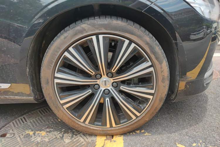 Used Volvo S90 2022 B5 Zhiyuan Luxury Edition Right Front Wheel Hub