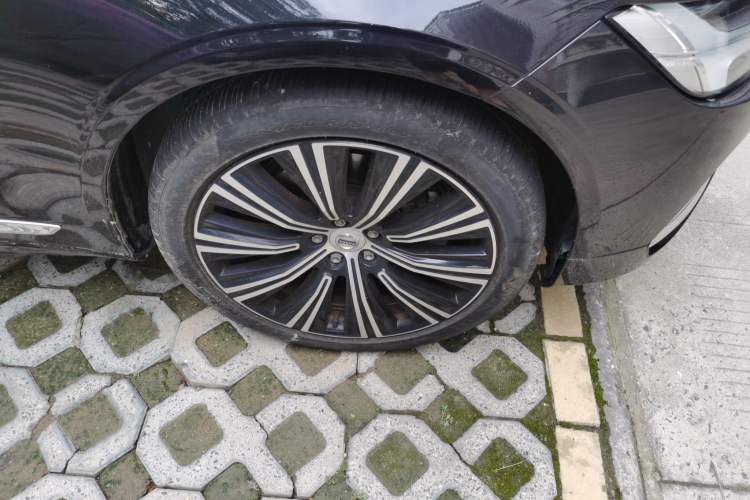 Used Volvo S90 2022 B5 Zhiyuan Luxury Edition Right Front Wheel Hub