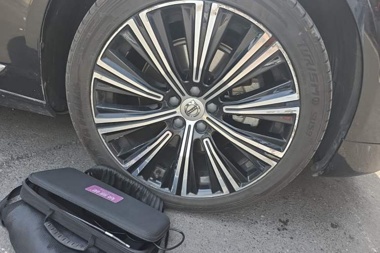 Used Volvo S90 2022 B5 Zhiyuan Luxury Edition Right Front Wheel Hub