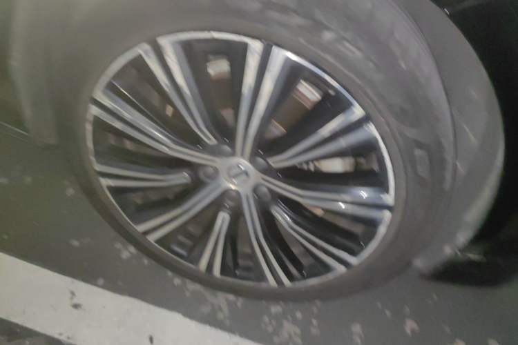 Used Volvo S90 2022 B5 Zhiyuan Luxury Edition Right Front Wheel Hub