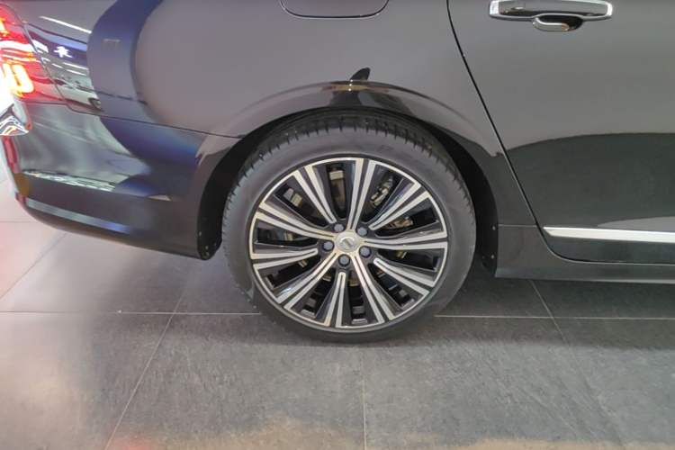 Used Volvo S90 2022 B5 Zhiyuan Luxury Edition Right Rear Wheel Hub