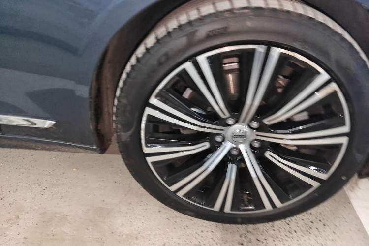 Used Volvo S90 2022 B5 Zhiyuan Luxury Edition Right Front Wheel Hub