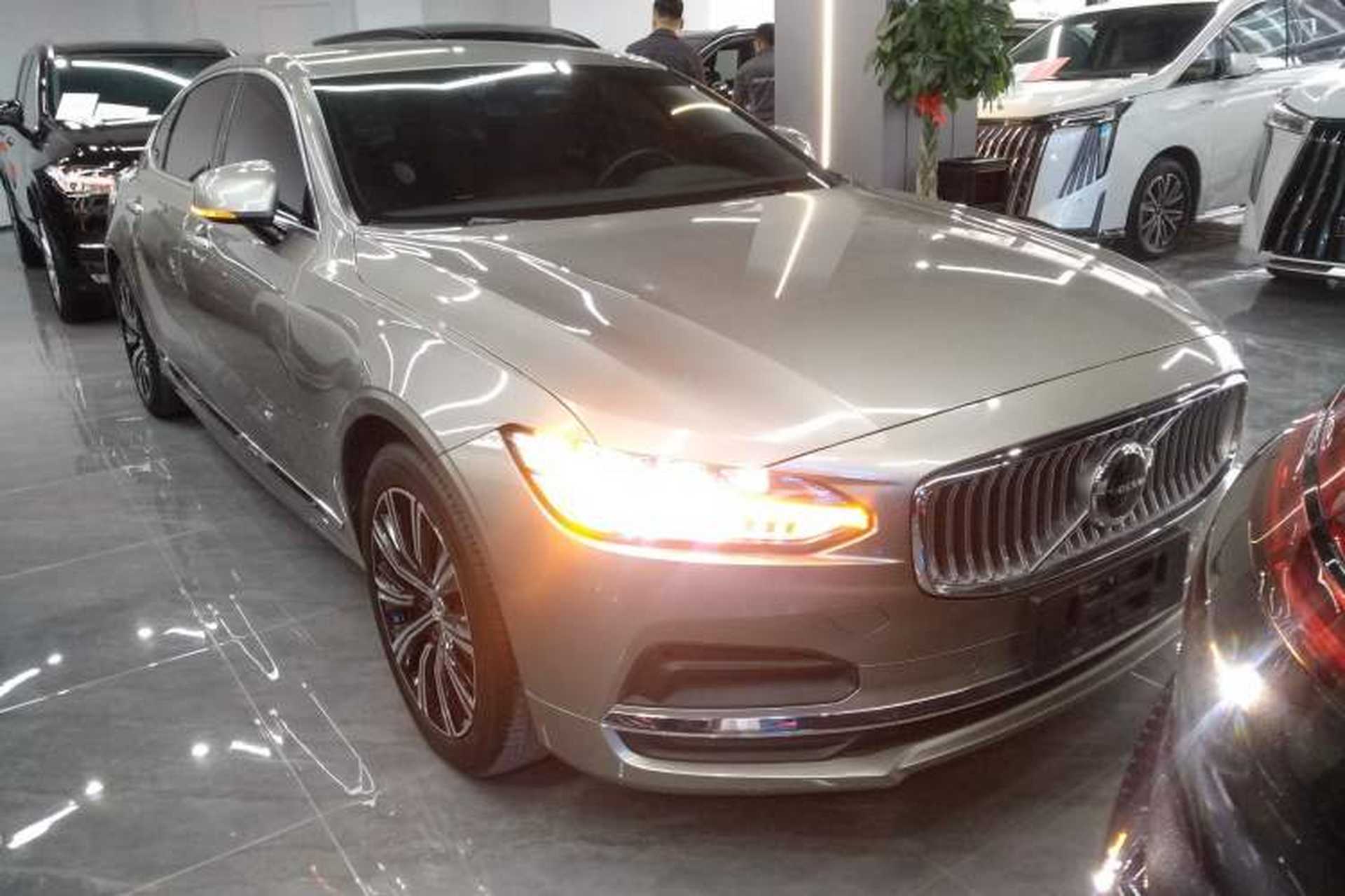 Used Volvo S90 2022 B5 Zhiyi Luxury Edition Front Right 45 Deg
