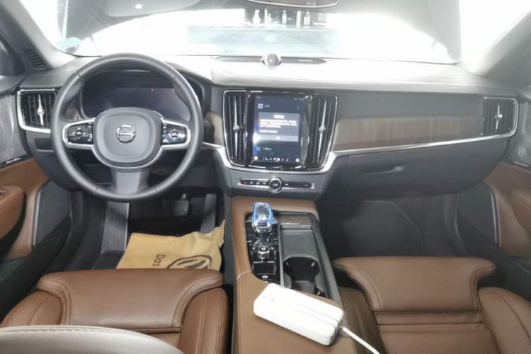 Used Volvo S90 2023 B5 Luxury Smart Edition Center Console