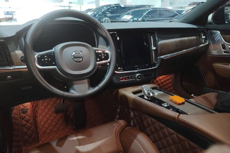 Used Volvo S90 2023 B5 Luxury Smart Edition Center Console