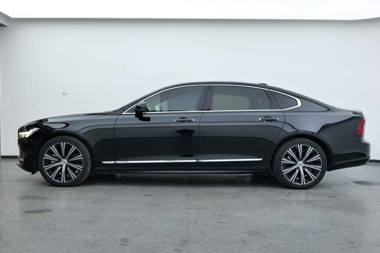 Used Volvo S90 2023 B5 Luxury Smart Edition Exterior 9