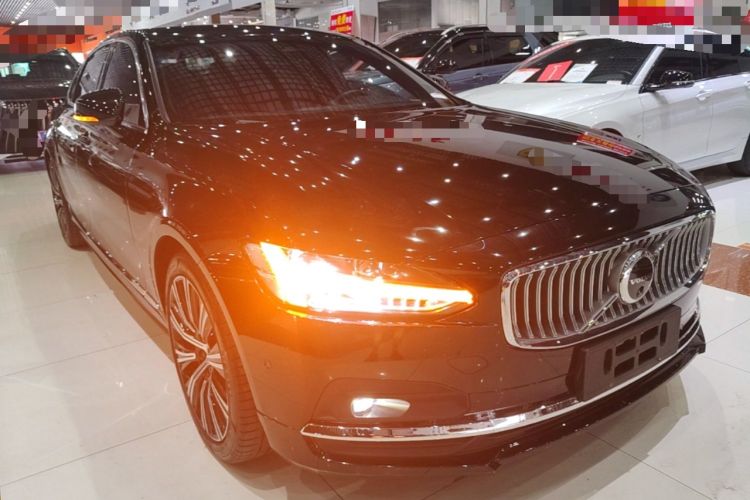 Used Volvo S90 2023 B5 Luxury Smart Edition Front Right 45 Deg