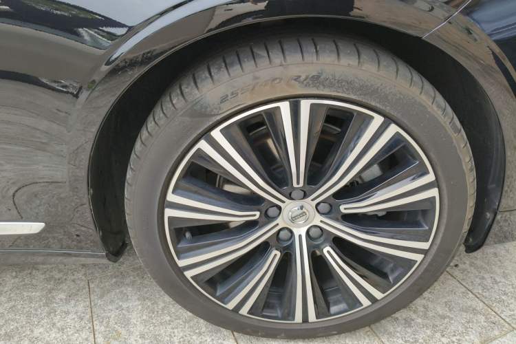Used Volvo S90 2023 B5 Zhiyuan Luxury Edition Right Front Wheel Hub