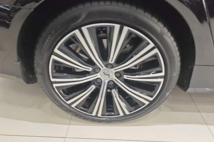 Used Volvo S90 2023 B5 Zhiyuan Luxury Edition Right Rear Wheel Hub