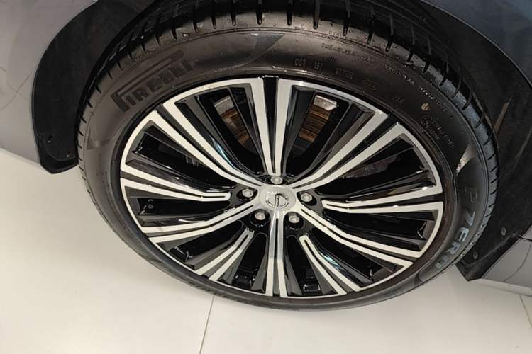 Used Volvo S90 2023 B5 Zhiyuan Luxury Edition Right Rear Wheel Hub