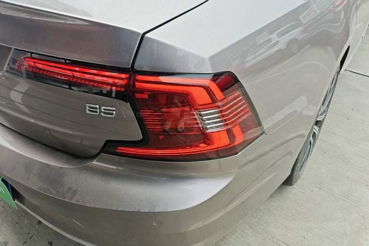 Used Volvo S90 2023 B5 Zhiyuan Luxury Edition Right Rear Taillight