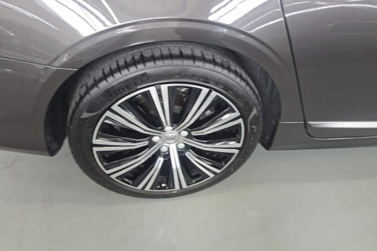 Used Volvo S90 2023 B5 Zhiyuan Luxury Edition Right Rear Wheel Hub