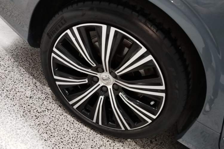 Used Volvo S90 2023 B5 Zhiyuan Luxury Edition Right Rear Wheel Hub