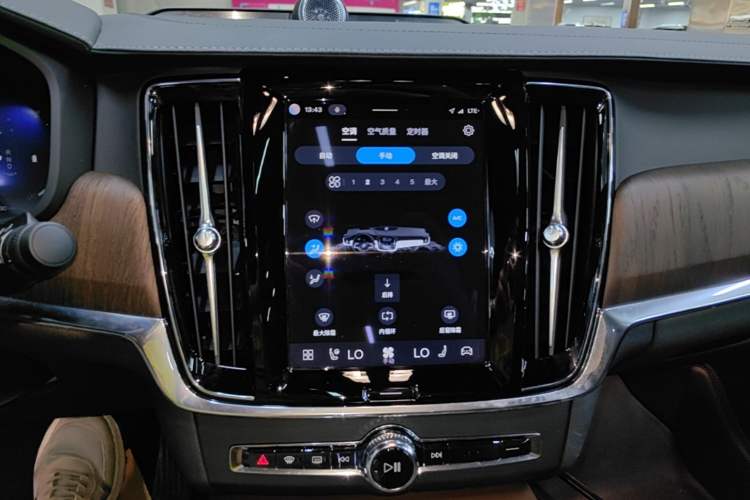 Used Volvo S90 2024 B5 Zhiyuan Luxury Edition Audio And AC Panel