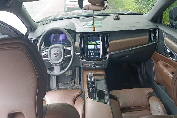 Used Volvo S90 2024 B5 Zhiyuan Luxury Edition Center Console