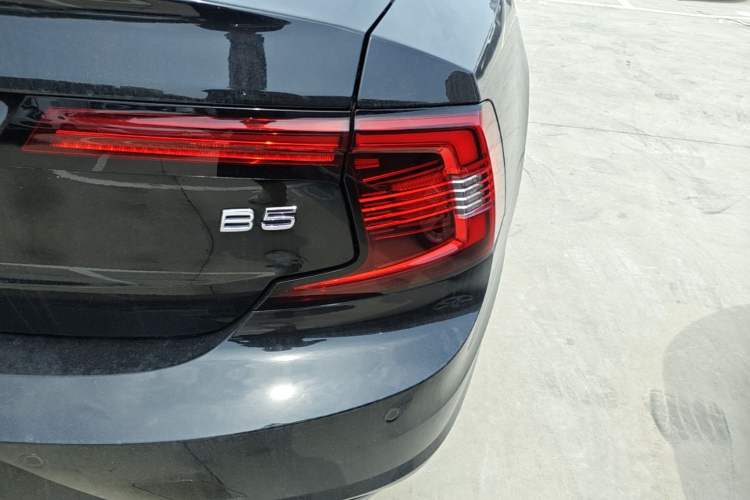 Used Volvo S90 2024 B5 Zhiyuan Luxury Edition Right Rear Taillight