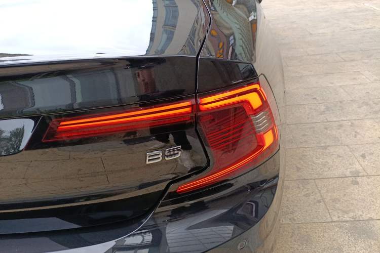 Used Volvo S90 2024 B5 Zhiyi Luxury Edition Right Rear Taillight