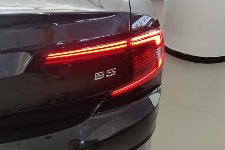Used Volvo S90 2024 B5 Zhiyi Luxury Edition Right Rear Taillight