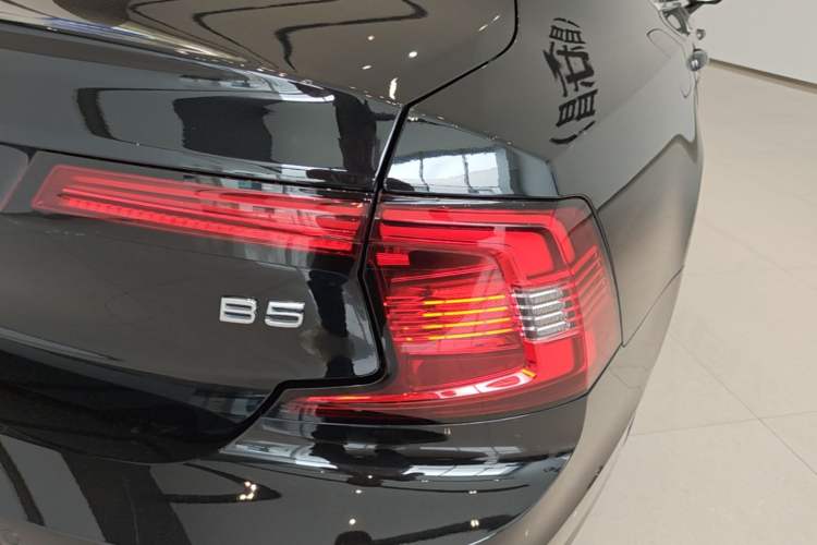 Used Volvo S90 2024 B5 Zhiyi Luxury Edition Right Rear Taillight