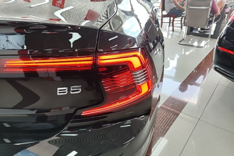 Used Volvo S90 2024 B5 Zhiyi Luxury Edition Right Rear Taillight