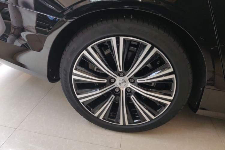 Used Volvo S90 2024 B5 Zhiyuan Luxury Edition Right Rear Wheel Hub