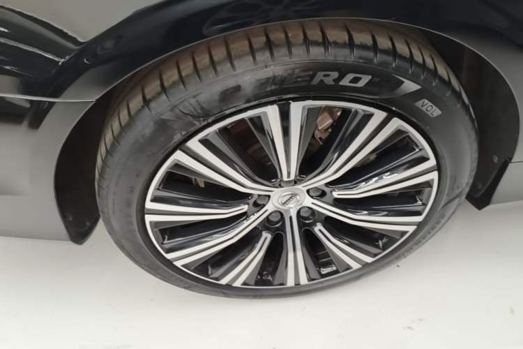 Used Volvo S90 2024 B5 Zhiyuan Luxury Edition Right Rear Wheel Hub