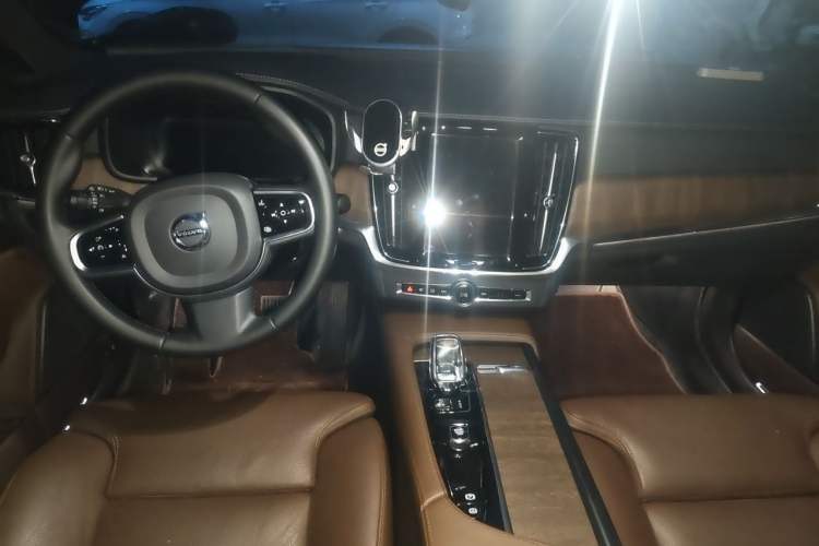 Used Volvo S90 2024 B5 Zhiyuan Luxury Edition Center Console