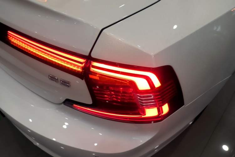 Used Volvo S90 2024 B5 Zhiyuan Luxury Edition Right Rear Taillight
