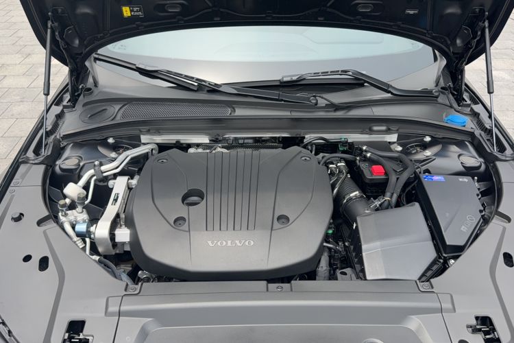 Used Volvo S90 2025 B5 Zhiyi Luxury Edition Engine Bay