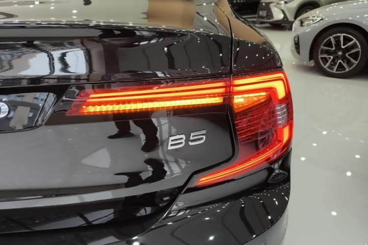 Used Volvo S90 2025 B5 Zhiyuan Luxury Edition Right Rear Taillight