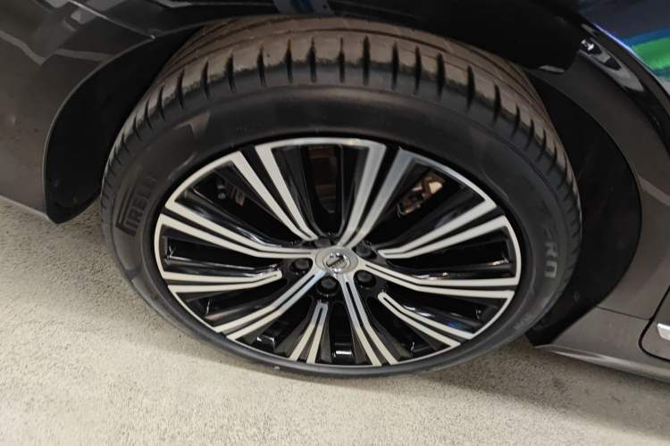 Used Volvo S90 2025 B5 Zhiyuan Luxury Edition Right Rear Wheel Hub