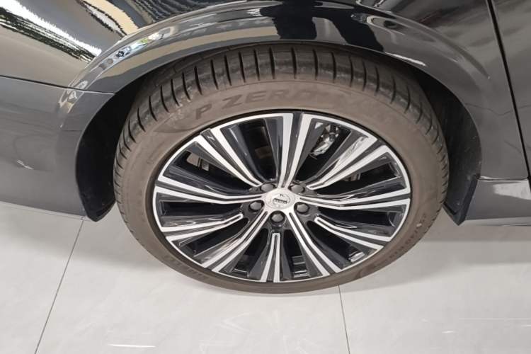 Used Volvo S90 2025 B5 Zhiyuan Luxury Edition Right Rear Wheel Hub