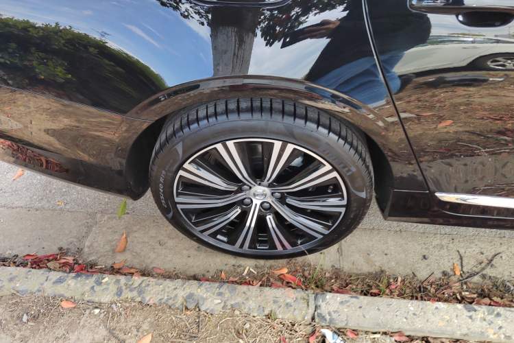 Used Volvo S90 2025 B5 Zhiyuan Luxury Edition Right Rear Wheel Hub