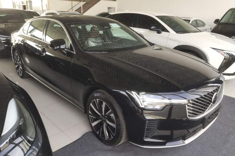 Used Volvo S90 2026 B5 Zhiyi Luxury Edition Front Right 45 Deg