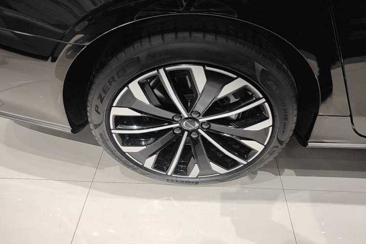 Used Volvo S90 2026 B5 Zhiyuan Luxury Edition Right Rear Wheel Hub