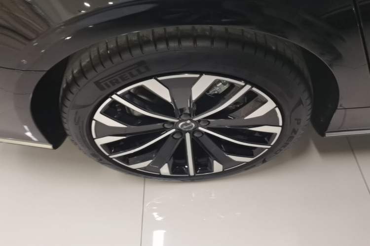 Used Volvo S90 2026 B5 Zhiyuan Luxury Edition Right Rear Wheel Hub