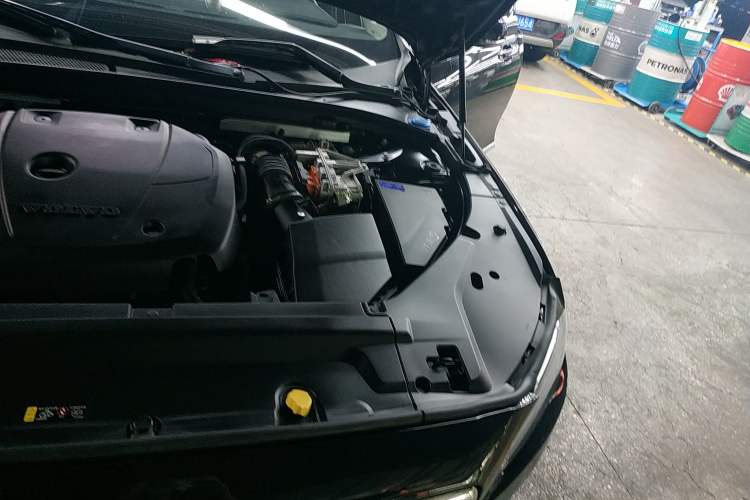 Used Volvo S90 New Energy 2019 T8 e-Drive Hybrid Intelligent Luxury Version China VI Standard Engine Bay Left
