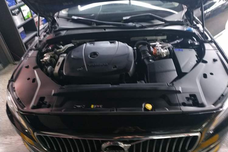 Used Volvo S90 New Energy 2019 T8 e-Drive Hybrid Intelligent Luxury Version China VI Standard Engine Bay
