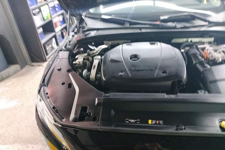 Used Volvo S90 New Energy 2019 T8 e-Drive Hybrid Intelligent Luxury Version China VI Standard Engine Bay Right