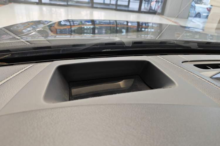 Used Volvo S90 New Energy 2019 T8 E-Drive Hybrid Honor Edition 3 Seats China VI Standard Interior 13