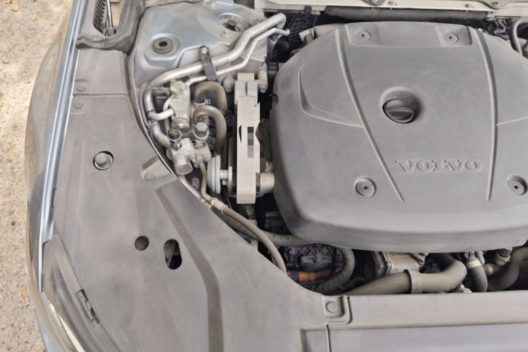 Used Volvo S90 New Energy 2019 T8 e-Drive Hybrid Intelligent Luxury Version China VI Standard Engine Bay Right