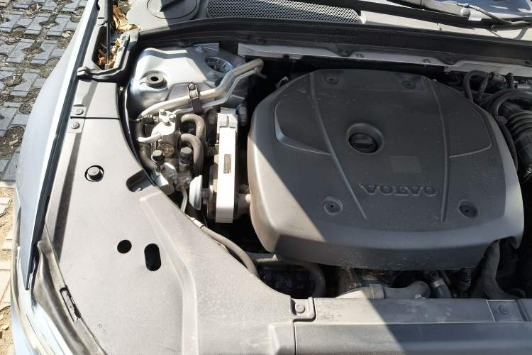 Used Volvo S90 New Energy 2019 T8 e-Drive Hybrid Intelligent Luxury Version China VI Standard Engine Bay Right