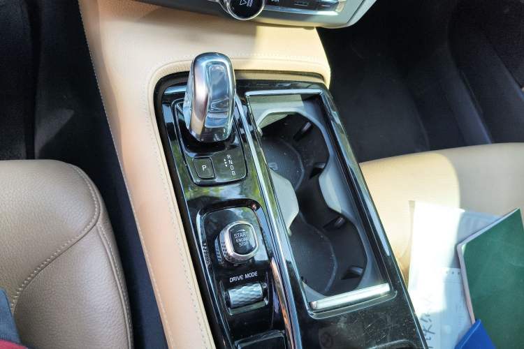 Used Volvo S90 New Energy 2019 T8 e-Drive Hybrid Intelligent Luxury Version China VI Standard Gear Lever