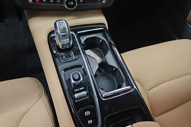 Used Volvo S90 New Energy 2019 T8 e-Drive Hybrid Intelligent Luxury Version China VI Standard Gear Lever