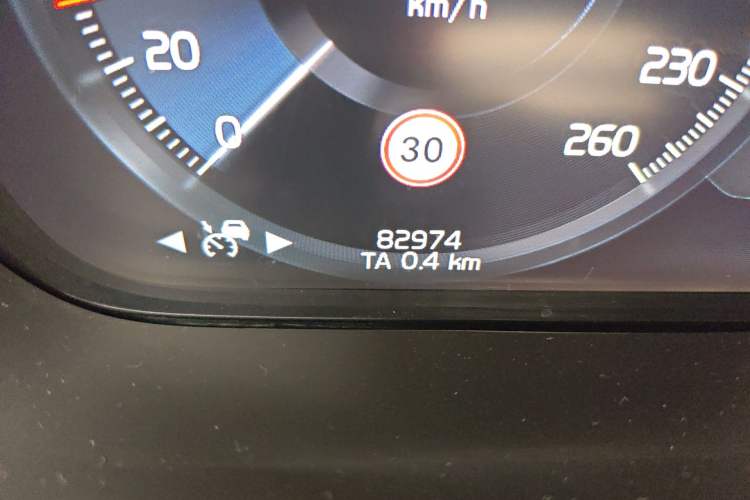 Used Volvo S90 New Energy 2019 T8 e-Drive Hybrid Intelligent Luxury Version China VI Standard Odometer Close Up